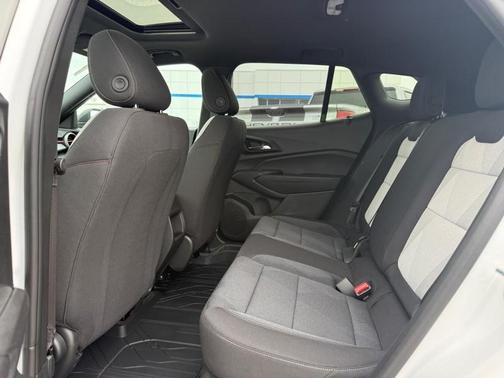 Summit White / White 2026 Chevrolet Trax 1RS