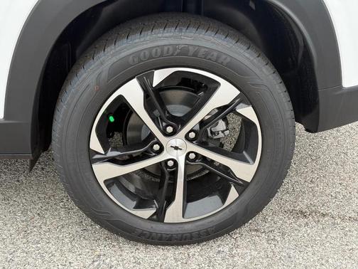 Summit White / White 2026 Chevrolet Trax 1RS