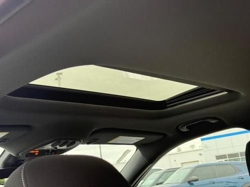 Summit White / White 2026 Chevrolet Trax 1RS