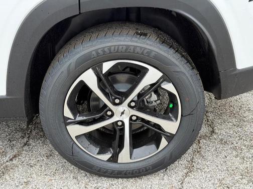 Summit White / White 2026 Chevrolet Trax 1RS
