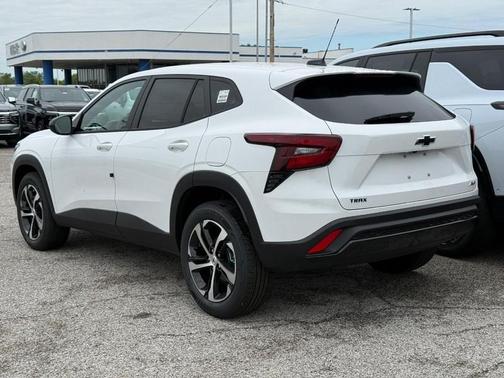Summit White / White 2026 Chevrolet Trax 1RS