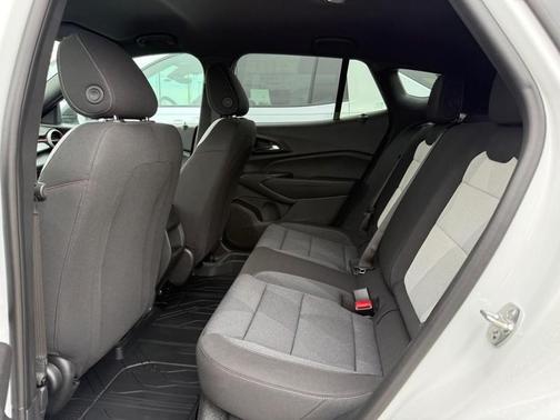 Summit White / White 2026 Chevrolet Trax 1RS