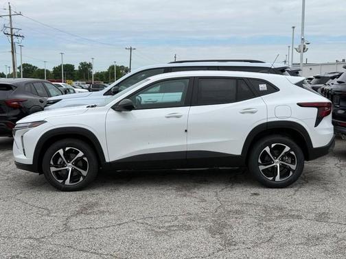 Summit White / White 2026 Chevrolet Trax 1RS