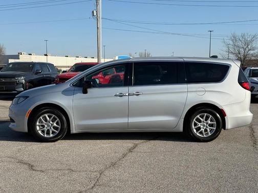 2024 Chrysler Voyager LX