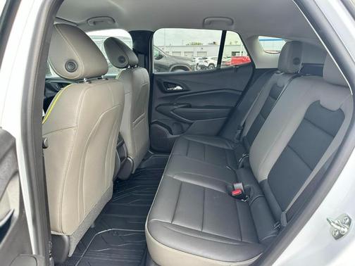 Summit White / White 2026 Chevrolet Trax ACTIV