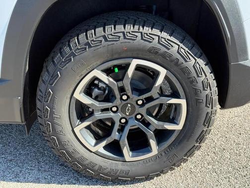 White Tri-Coat 2026 Chevrolet Equinox ACTIV