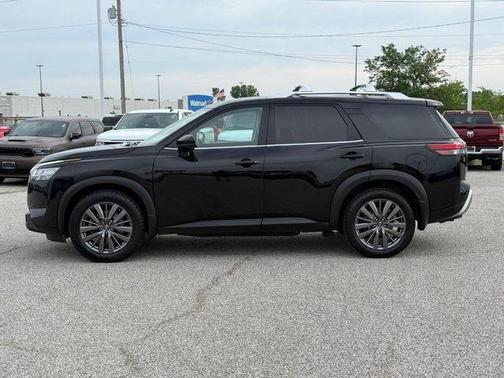 Black 2022 Nissan Pathfinder SL