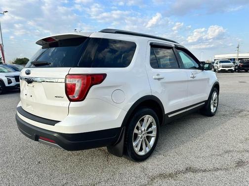 White Platinum Clearcoat Metallic 2019 Ford Explorer XLT