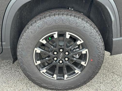 Mosaic Black Metallic 2026 Chevrolet Traverse Z71