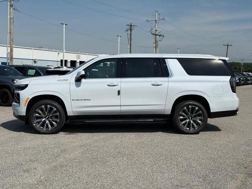 White Tri-Coat 2026 Chevrolet Suburban High Country