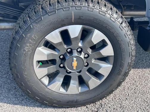 Summit White / White 2026 Chevrolet Silverado 2500 Custom