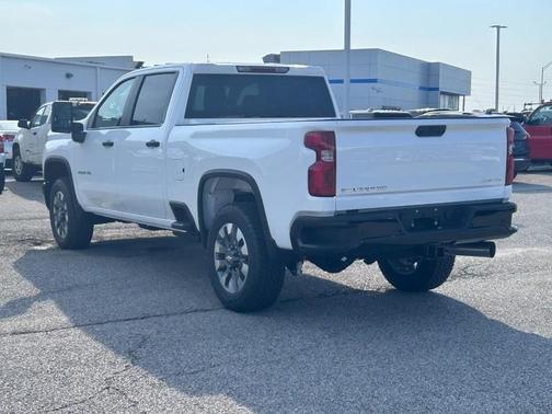 Summit White / White 2026 Chevrolet Silverado 2500 Custom