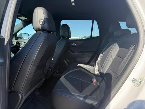 Summit White / White 2026 Chevrolet Equinox LT