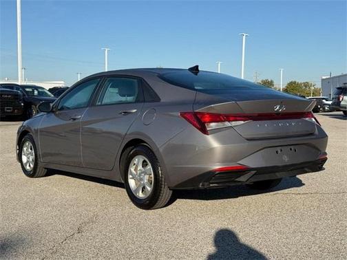 2022 Hyundai ELANTRA SE