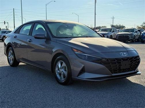 2022 Hyundai ELANTRA SE
