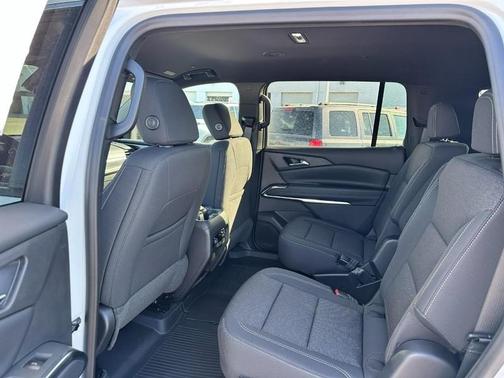 Summit White / White 2026 Chevrolet Traverse LT