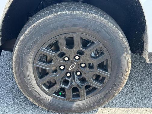 Summit White / White 2026 Chevrolet Colorado WT