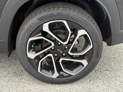 Mosaic Black Metallic 2026 Chevrolet Trax 2RS