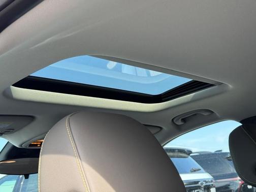 Summit White / White 2026 Chevrolet Trax ACTIV