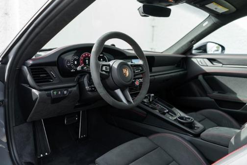 2025 Porsche 911 Carrera 4 GTS