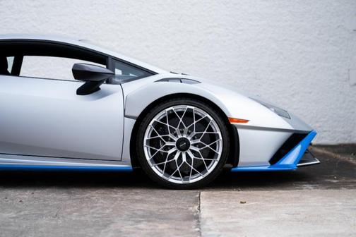 2023 Lamborghini Huracan STO Base