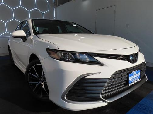 White 2024 Toyota Camry SE