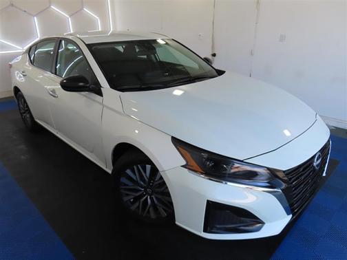 Glacier White 2025 Nissan Altima SV