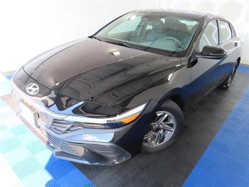 Black 2025 Hyundai ELANTRA SE