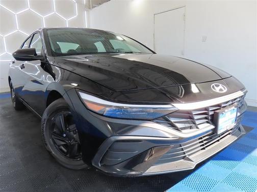 Black 2025 Hyundai ELANTRA SE