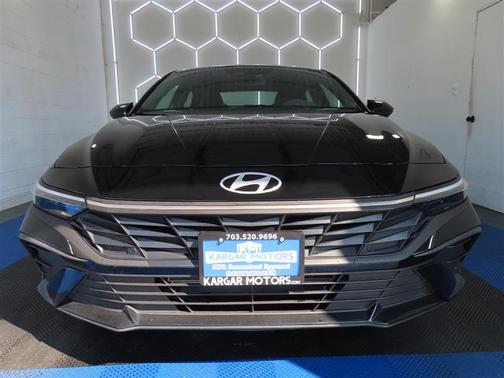 Black 2025 Hyundai ELANTRA SE