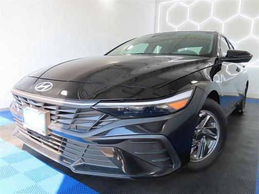 Black 2025 Hyundai ELANTRA SE