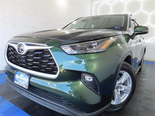 Green 2023 Toyota Highlander LE