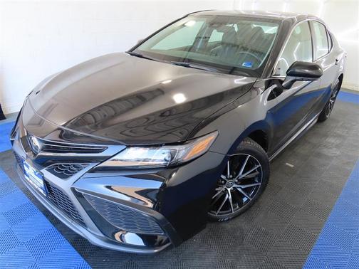 Black 2024 Toyota Camry SE