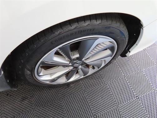 White 2018 Honda Clarity Plug-In Hybrid Base