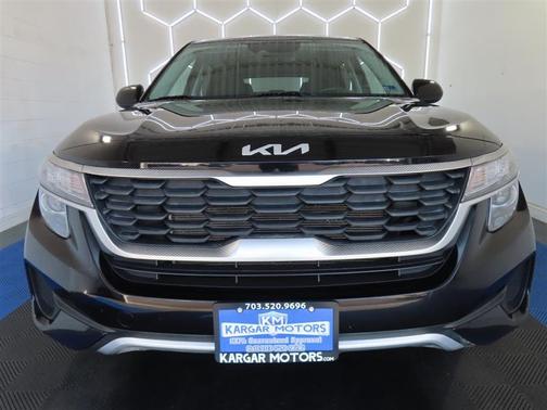 Black 2023 Kia Seltos LX