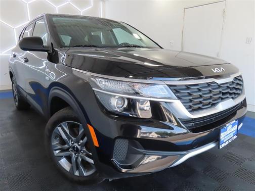 Black 2023 Kia Seltos LX