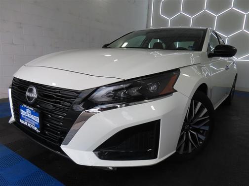Glacier White 2025 Nissan Altima SV