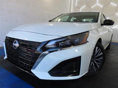 Glacier White 2025 Nissan Altima SV
