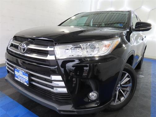 Black 2019 Toyota Highlander XLE