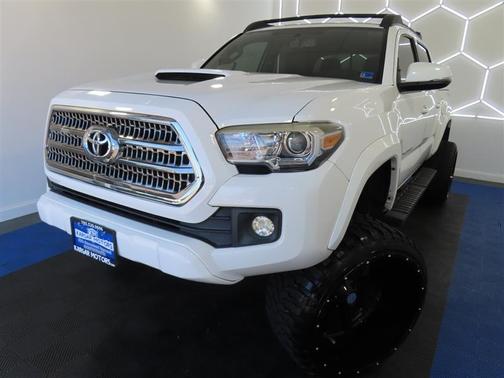 White 2017 Toyota Tacoma SR5