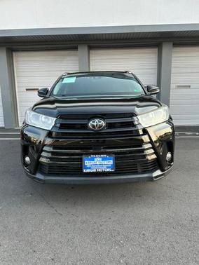 Black 2017 Toyota Highlander XLE