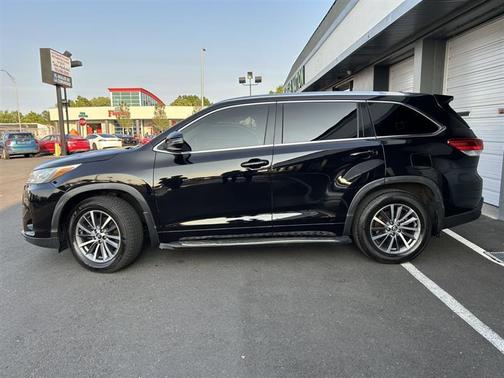 Black 2017 Toyota Highlander XLE