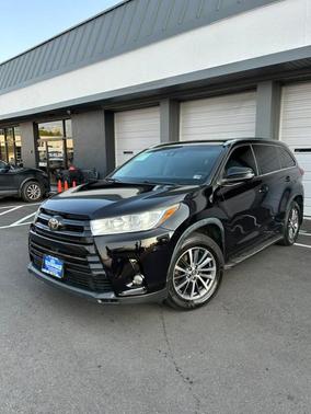 Black 2017 Toyota Highlander XLE