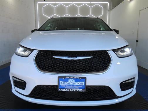 White 2024 Chrysler Pacifica Touring-L