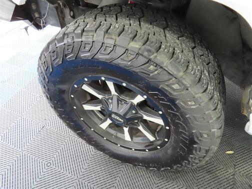 White 2019 Toyota Tacoma SR5