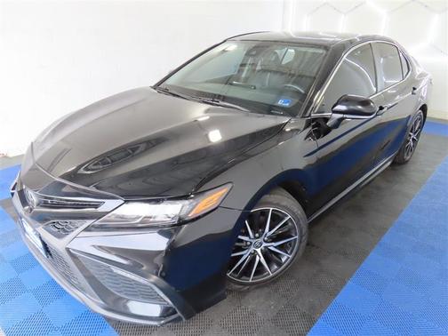 Black 2022 Toyota Camry SE