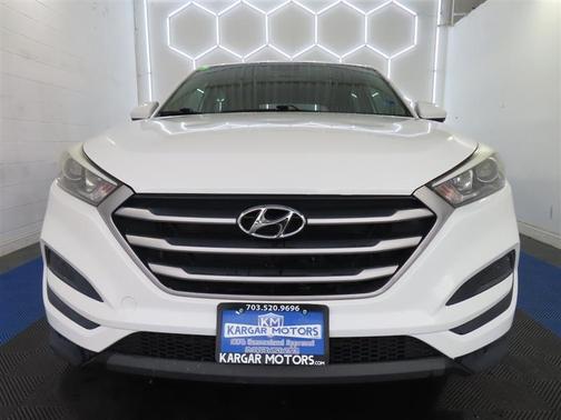 Dazzling White 2018 Hyundai TUCSON SE