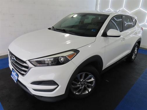 Dazzling White 2018 Hyundai TUCSON SE