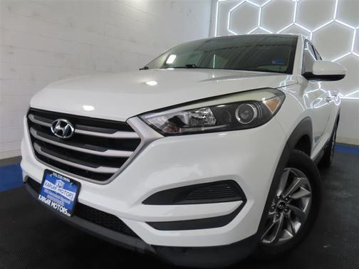 Dazzling White 2018 Hyundai TUCSON SE