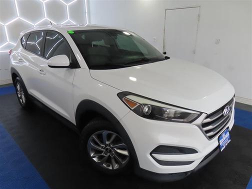 Dazzling White 2018 Hyundai TUCSON SE